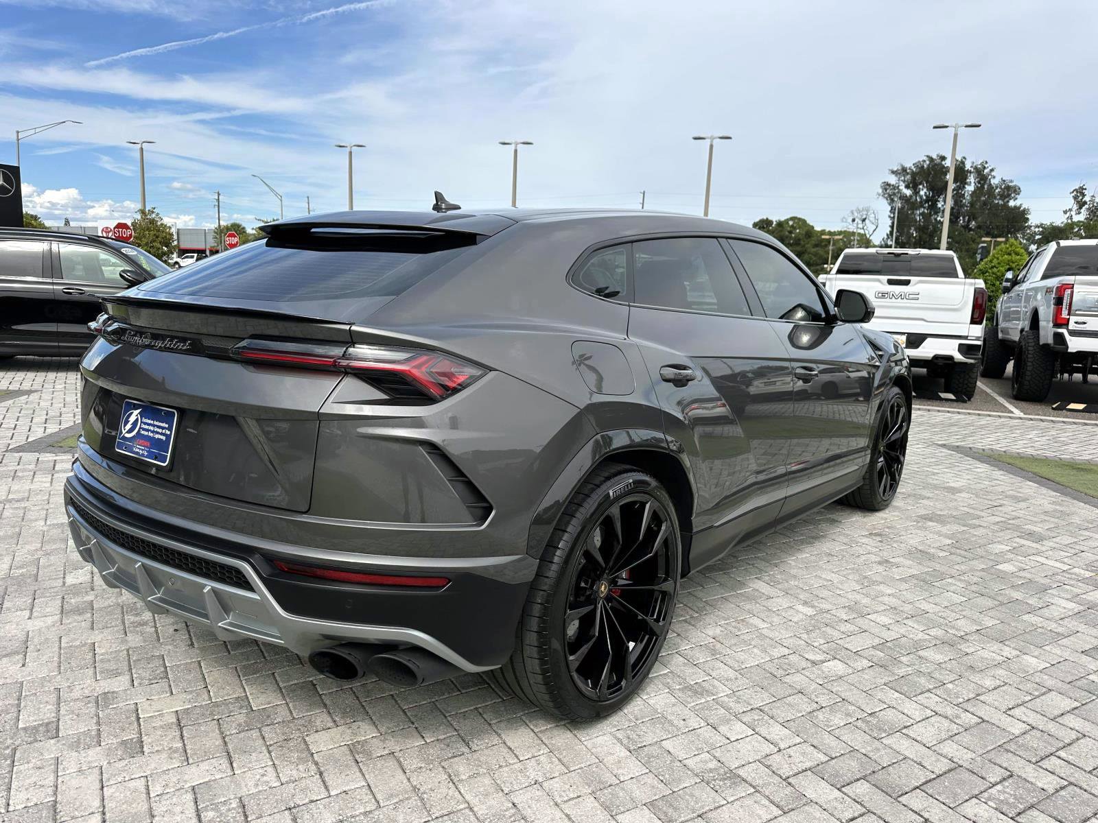 2022 Lamborghini Urus Base photo 4