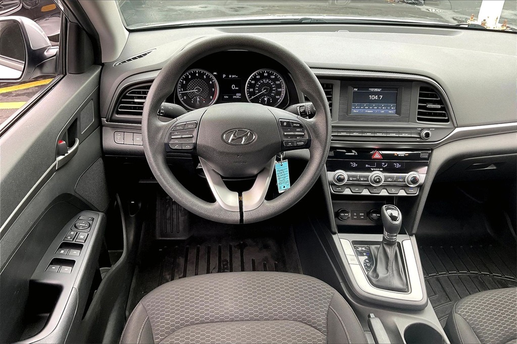 2020 Hyundai Elantra SE photo 2