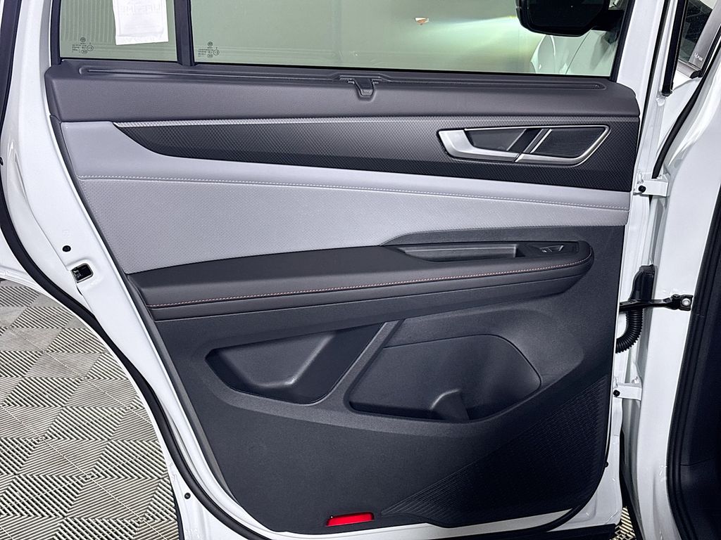 2025 Volkswagen Atlas Peak Edition SE photo 18