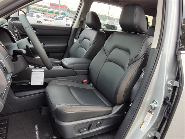 2025 Nissan Pathfinder SL photo 8