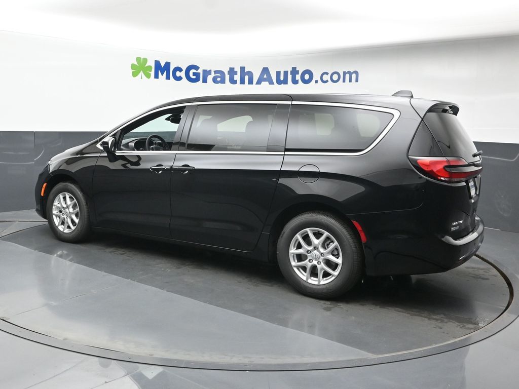 2026 Chrysler Pacifica photo 18