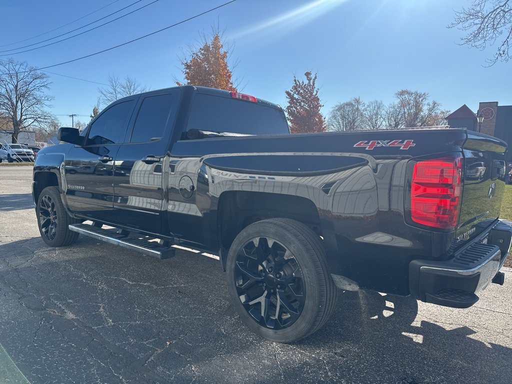 2017 Chevrolet Silverado 1500 LT photo 4