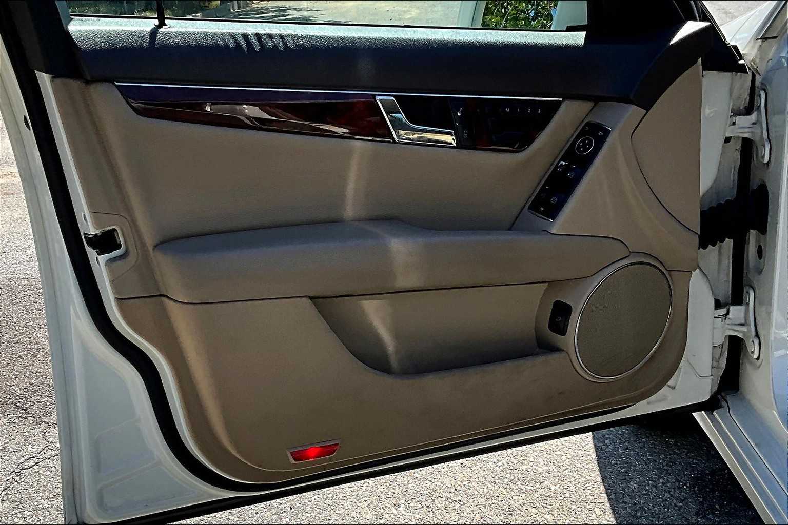 2011 Mercedes Benz C 300 Sport photo 19