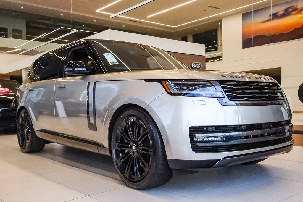2025 Land Rover Range Rover SE photo 3