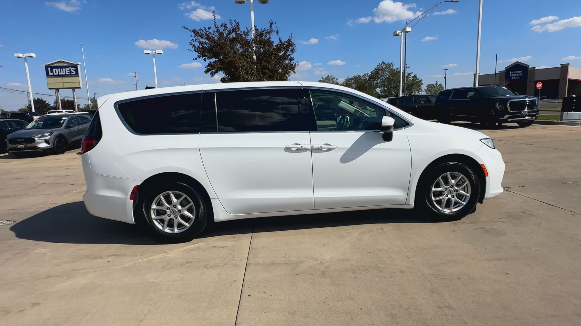 2023 Chrysler Pacifica Touring L photo 9