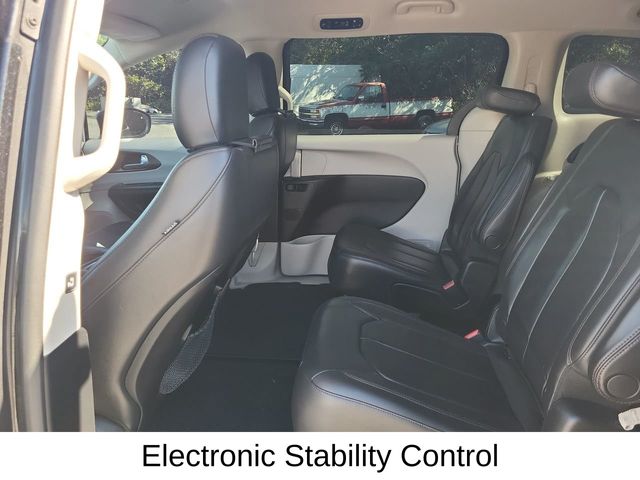2017 Chrysler Pacifica Touring L photo 13