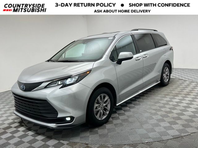 2025 Toyota Sienna XLE's photo