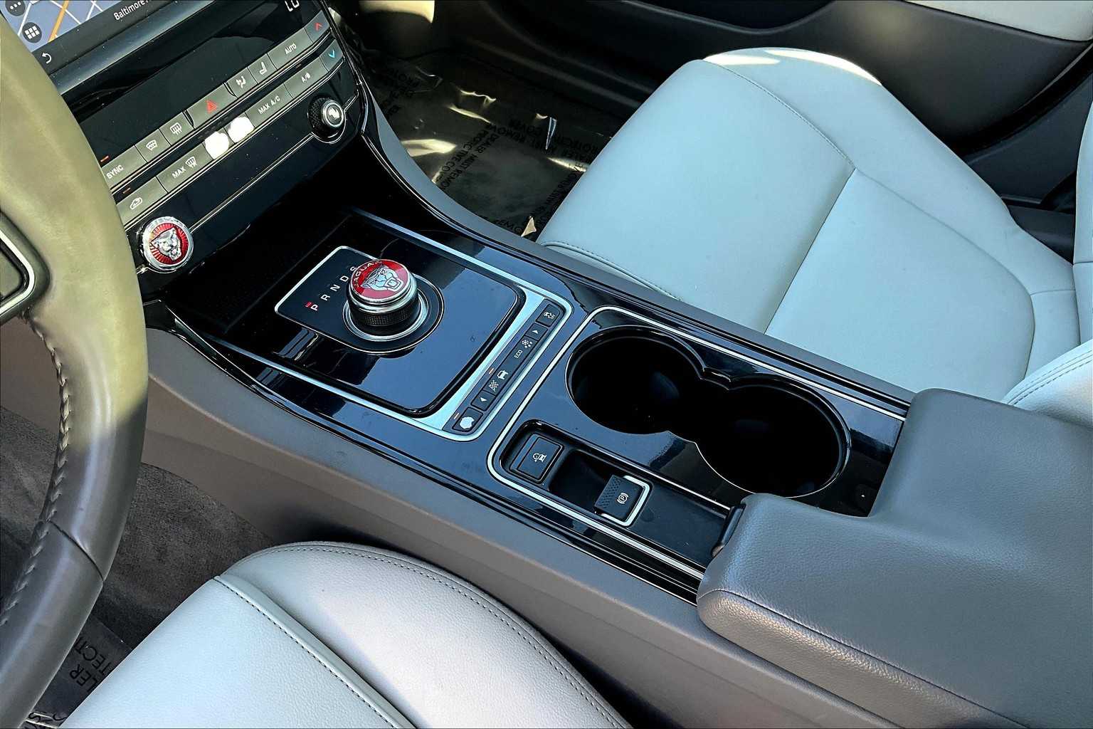 2017 Jaguar XE Premium photo 15