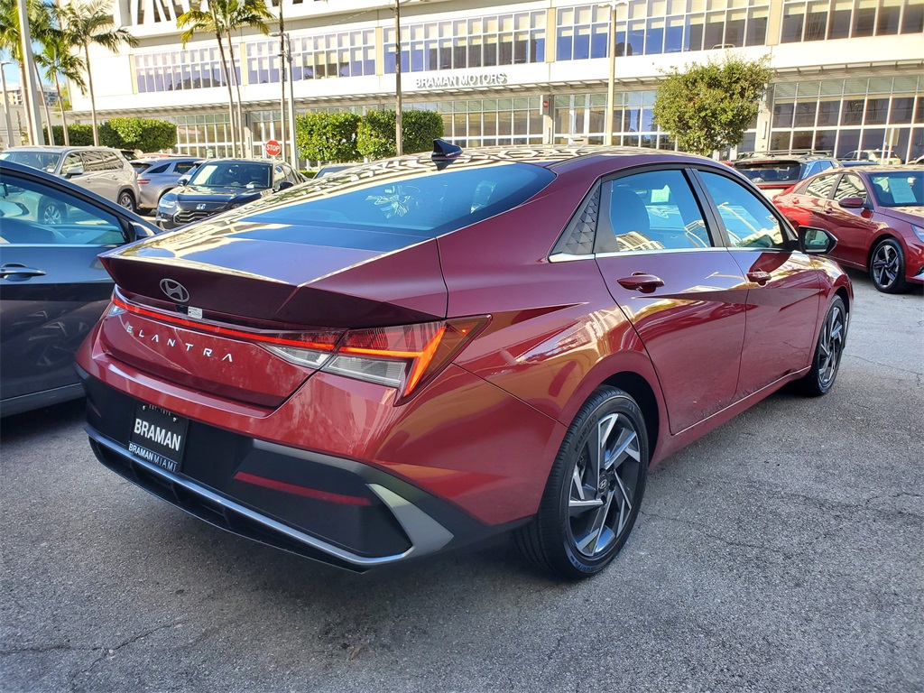2025 Hyundai Elantra SEL Convenience photo 3
