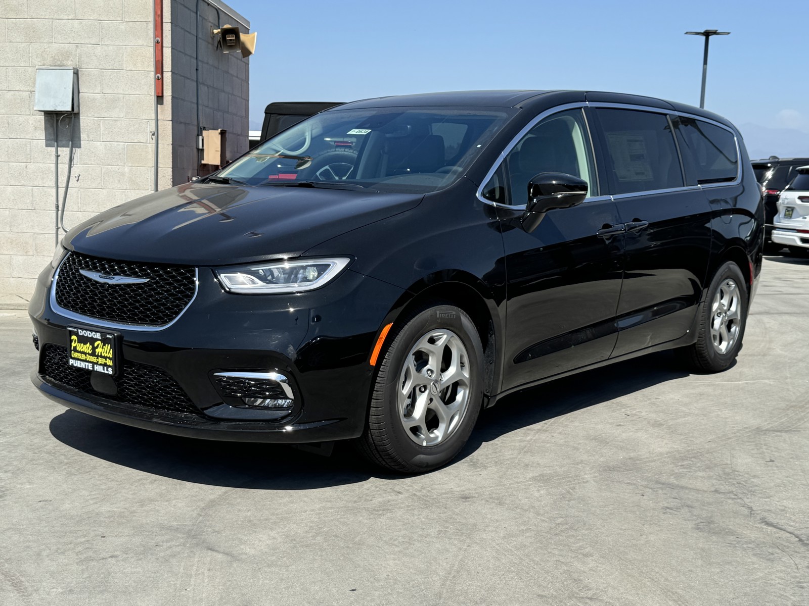 2024 Chrysler Pacifica Limited photo 2