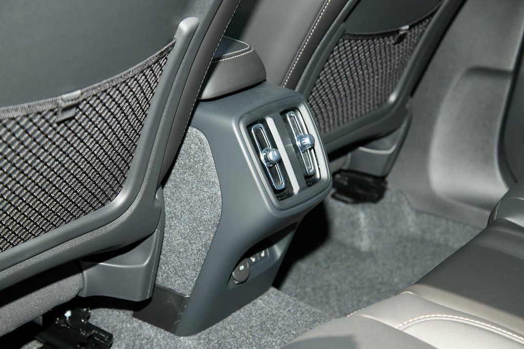 2026 VOLVO XC40 - Image 15