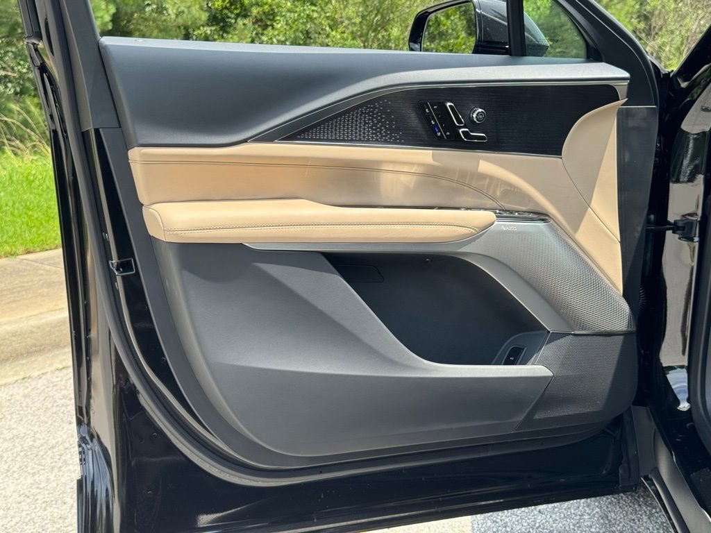 2025 Cadillac Lyriq Luxury photo 17