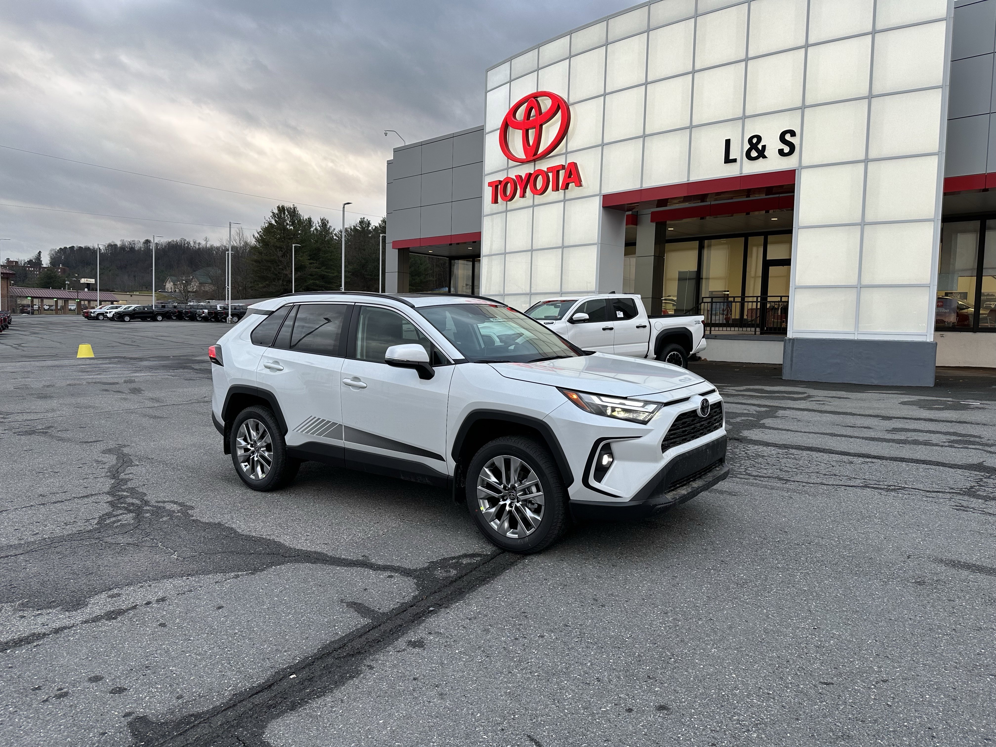 2025 Toyota RAV4 XLE Premium's photo