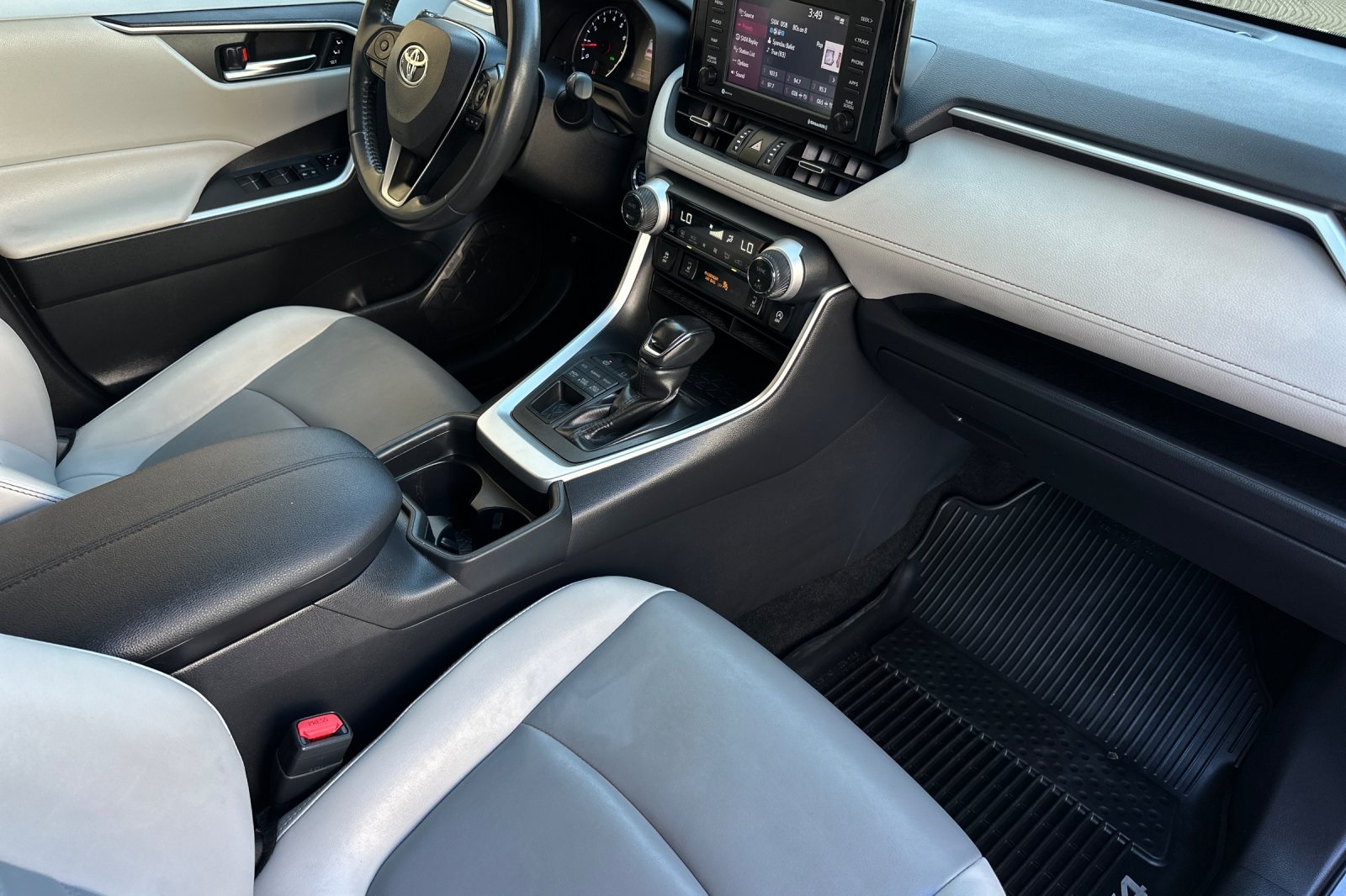 2020 Toyota RAV4 XLE Premium photo 14