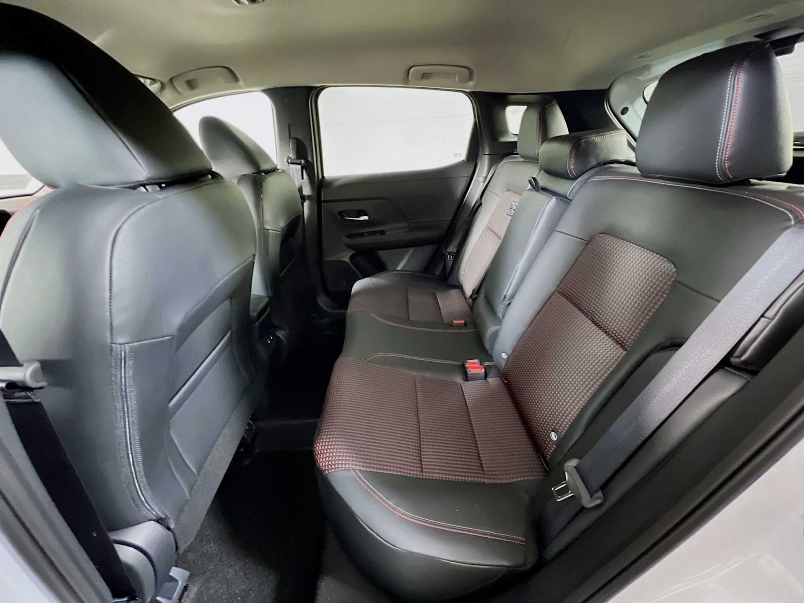 2025 Nissan Kicks SR photo 2