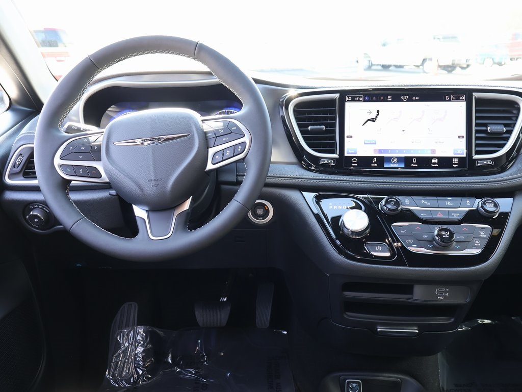 2026 Chrysler Pacifica photo 17