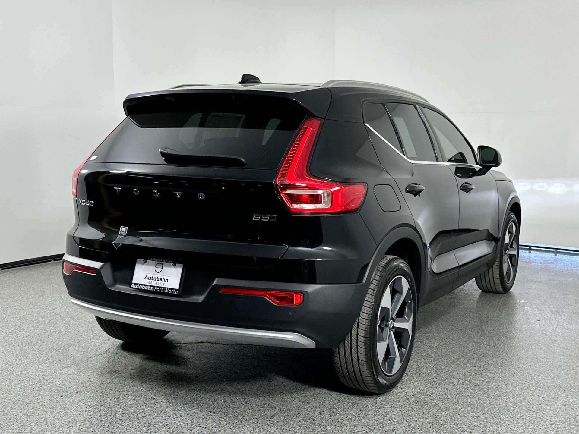 2025 Volvo XC40 AWD Plus photo 2