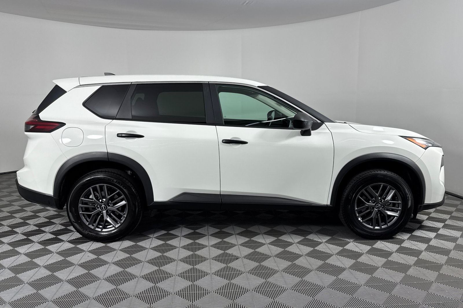 2024 Nissan Rogue S photo 2