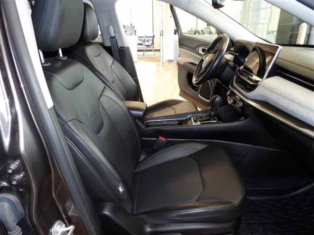 2022 Jeep Compass Latitude Lux photo 12