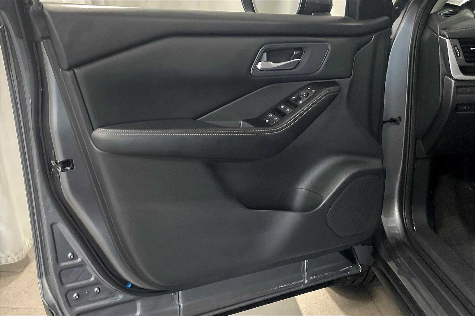 2024 Nissan Rogue SV photo 9