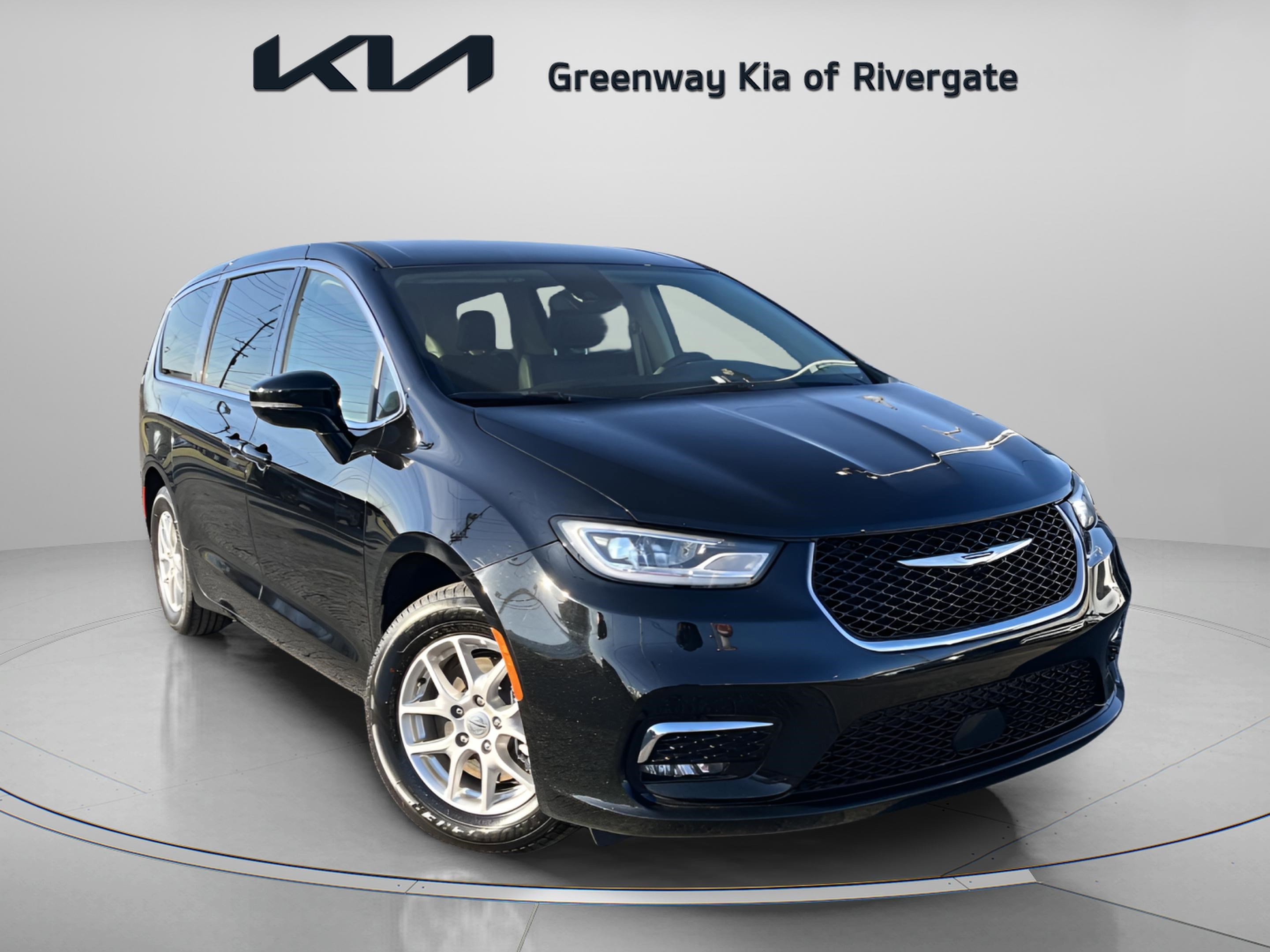 2024 Chrysler Pacifica Touring L's photo