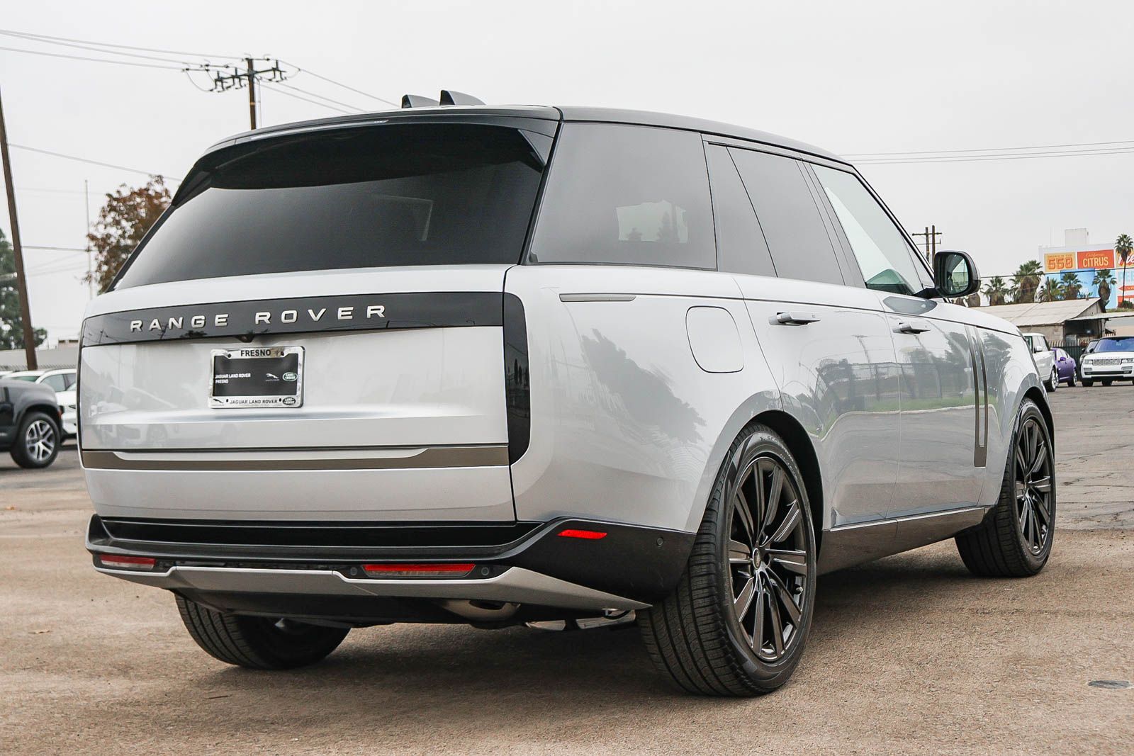 2025 Land Rover Range Rover SE photo 2