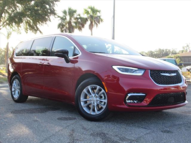 2026 Chrysler Pacifica Select's photo