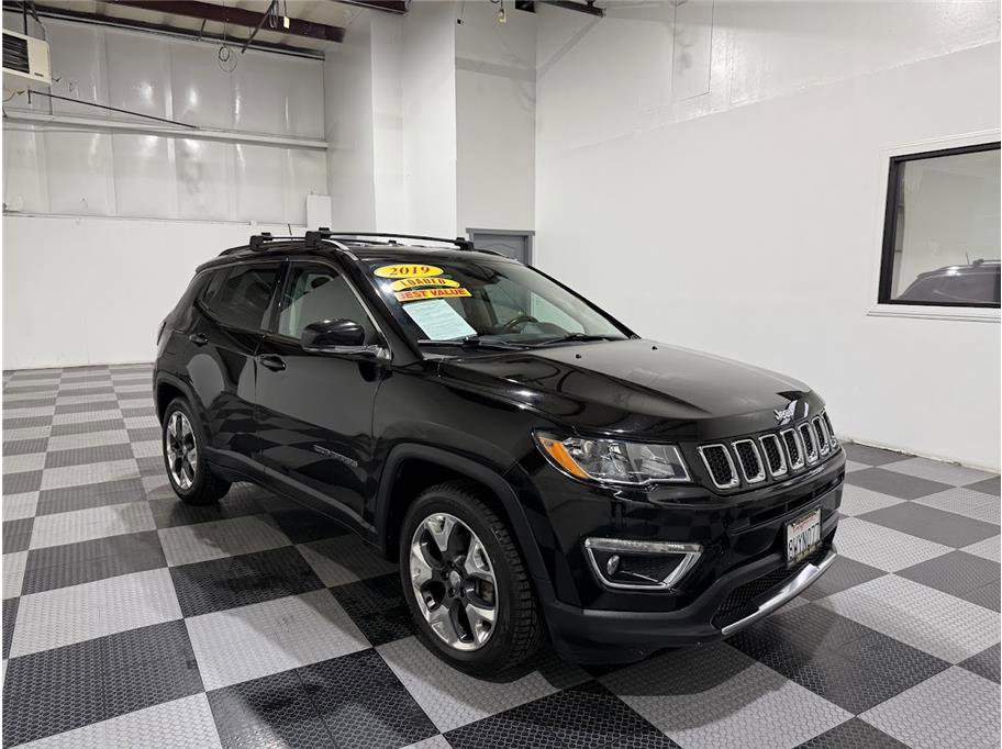 Used 2019 Diamond Black Crystal Pearlcoat Jeep Limited image 2