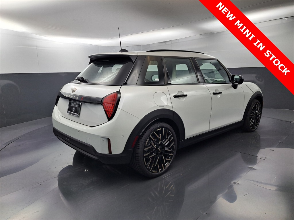 2025 Mini Cooper 4 Door Hardtop Signature photo 3