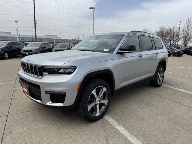 2025 Jeep Grand Cherokee Limited photo 3