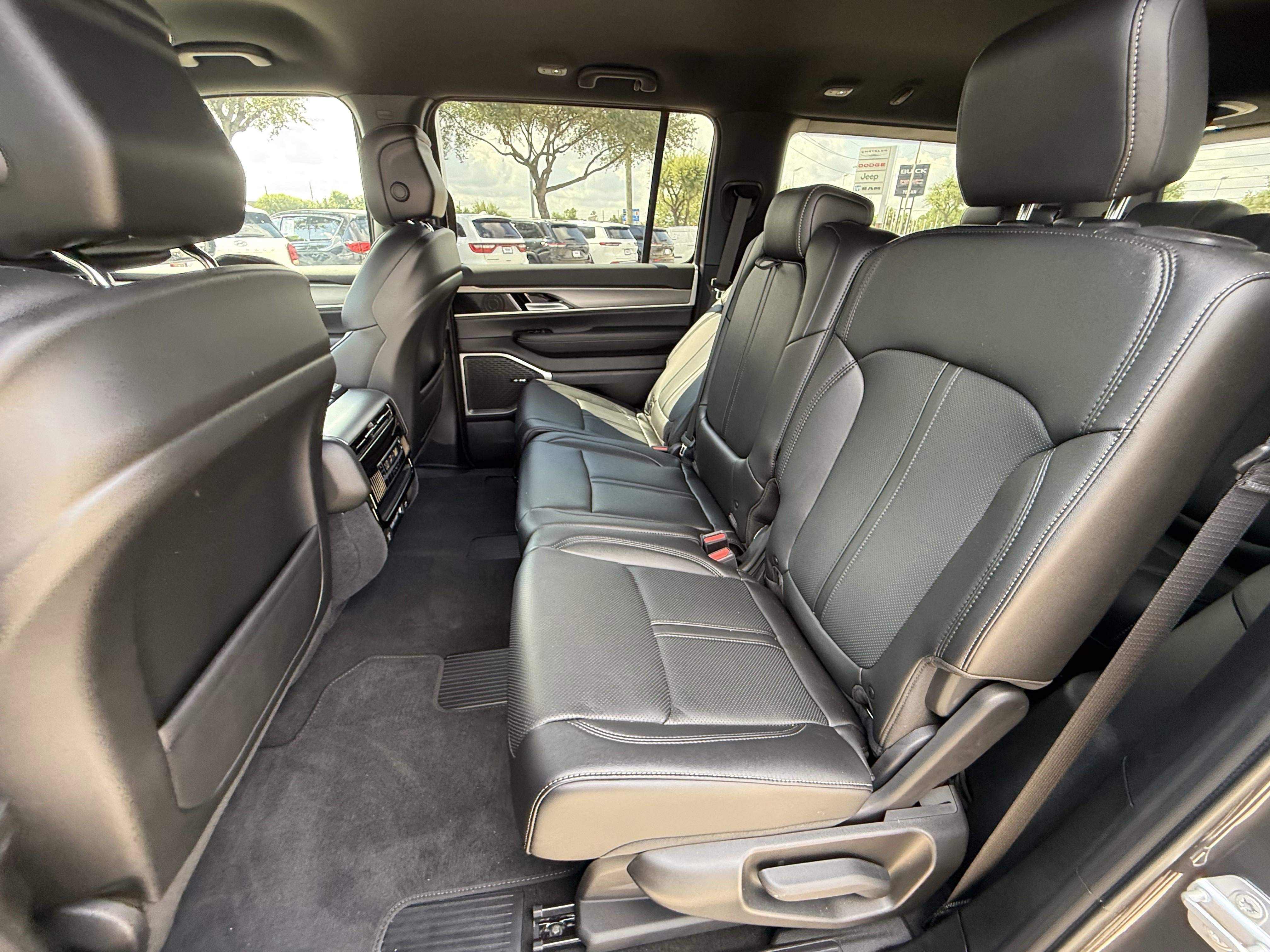 2025 Jeep Wagoneer Base photo 9