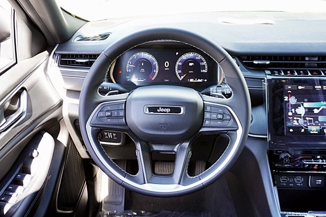 New 2024 Bright White Clear-Coat Exterior Paint Jeep Laredo image 22