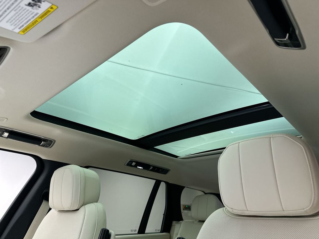 2025 Land Rover Range Rover SE photo 7