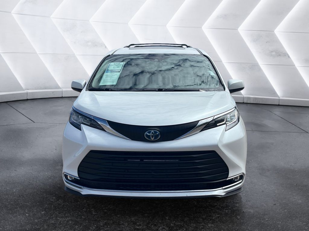 2022 Toyota Sienna XLE photo 2