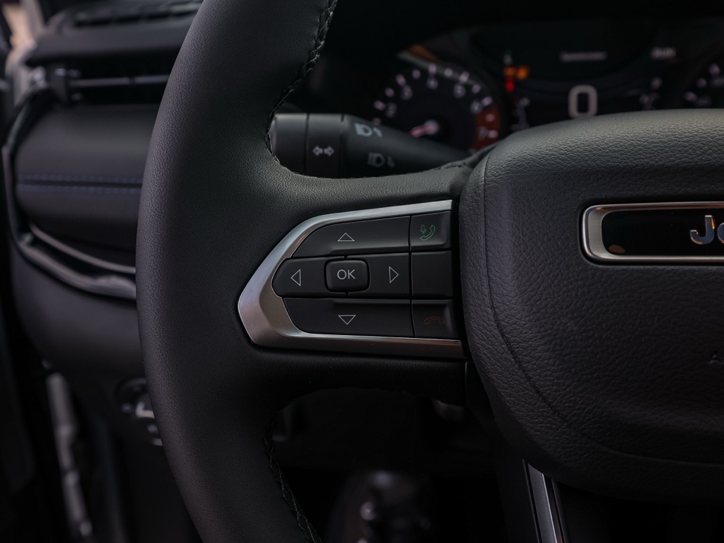 New 2026 Silver Zynith Metallic Clear-Coat Exterior Paint Jeep Latitude image 25