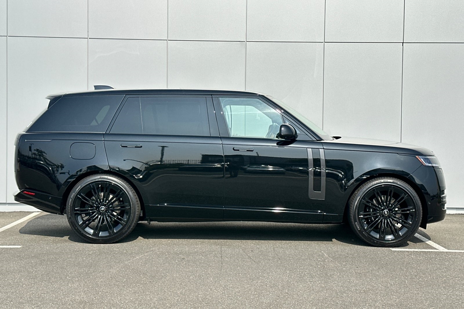 2025 Land Rover Range Rover SE photo 5