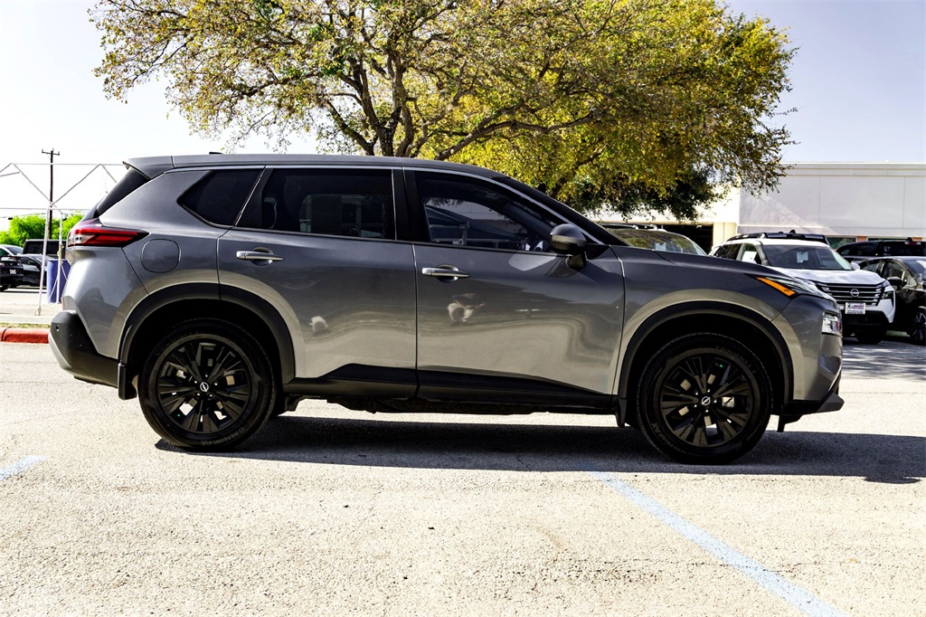 2023 Nissan Rogue SV photo 3