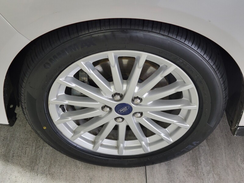 2016 Ford C-Max Energi SEL photo 9