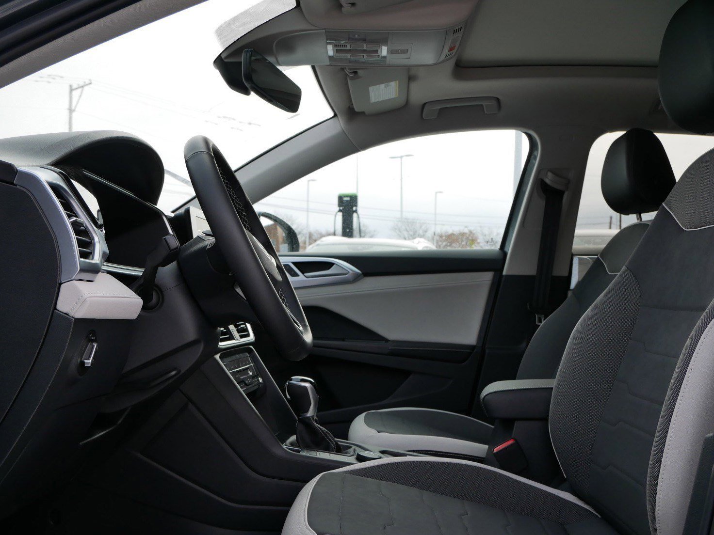 2025 Volkswagen Taos SE photo 3