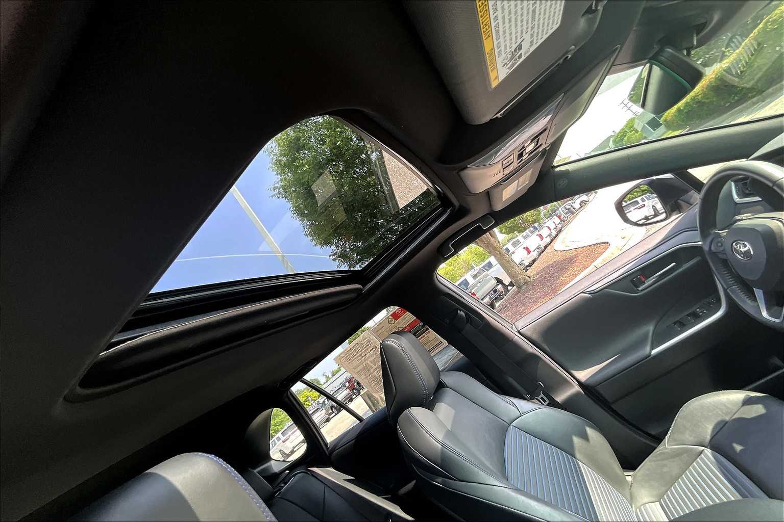 2022 Toyota RAV4 Hybrid XSE photo 12