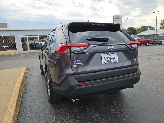 2022 Toyota RAV4 Hybrid XLE photo 3