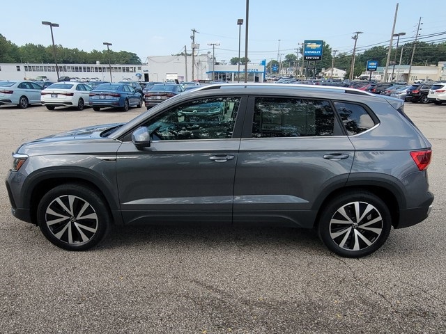 2022 Volkswagen Taos SE photo 3