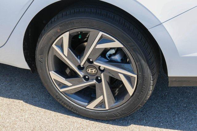 New 2025 White Hyundai SEL Sport image 5