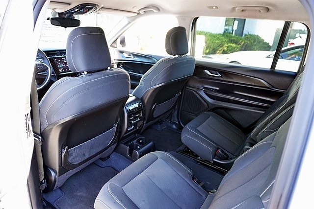 2023 Jeep Grand Cherokee Laredo photo 16