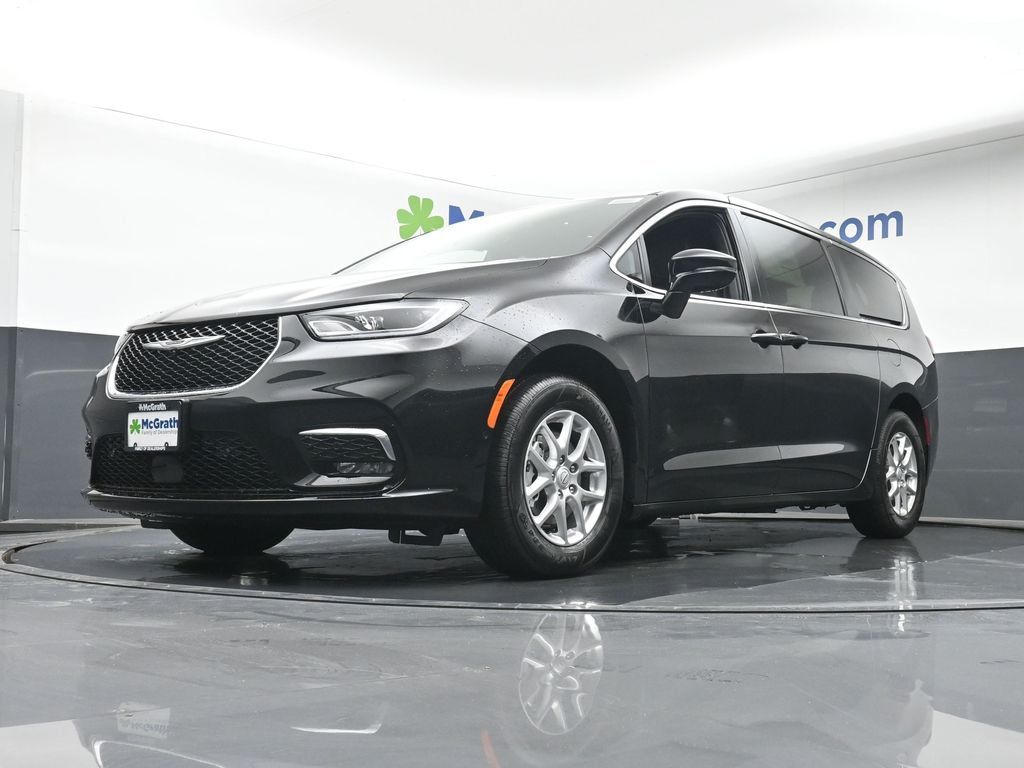 2026 Chrysler Pacifica photo 4