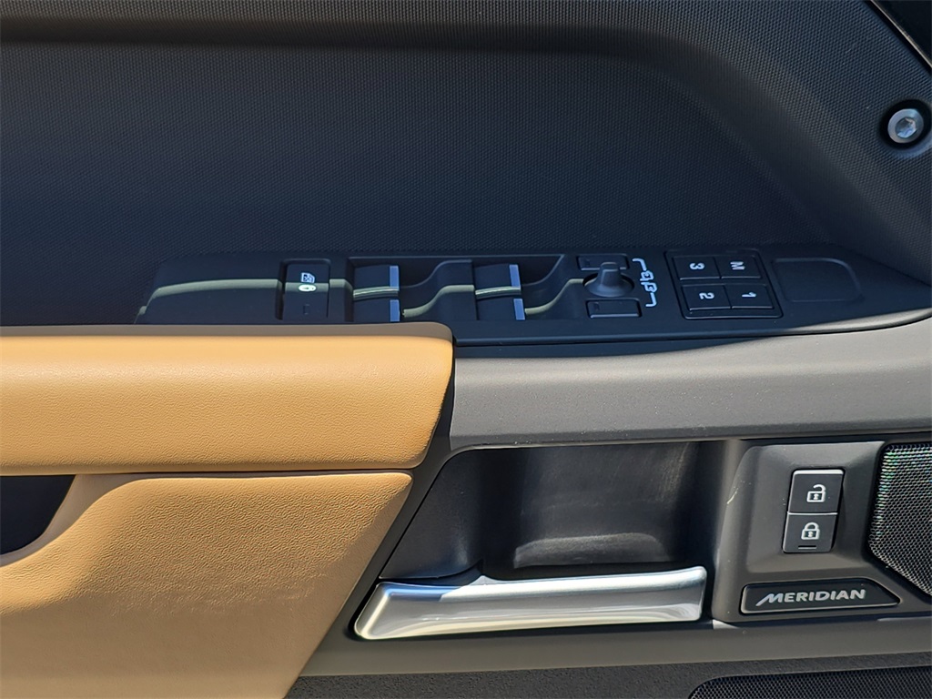 2025 Land Rover Defender 110 S photo 26
