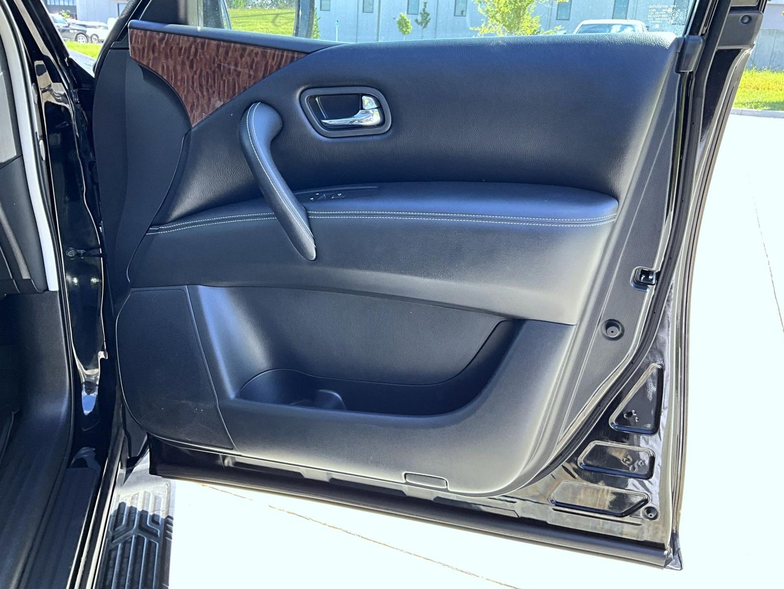 2019 Nissan Armada SV photo 14