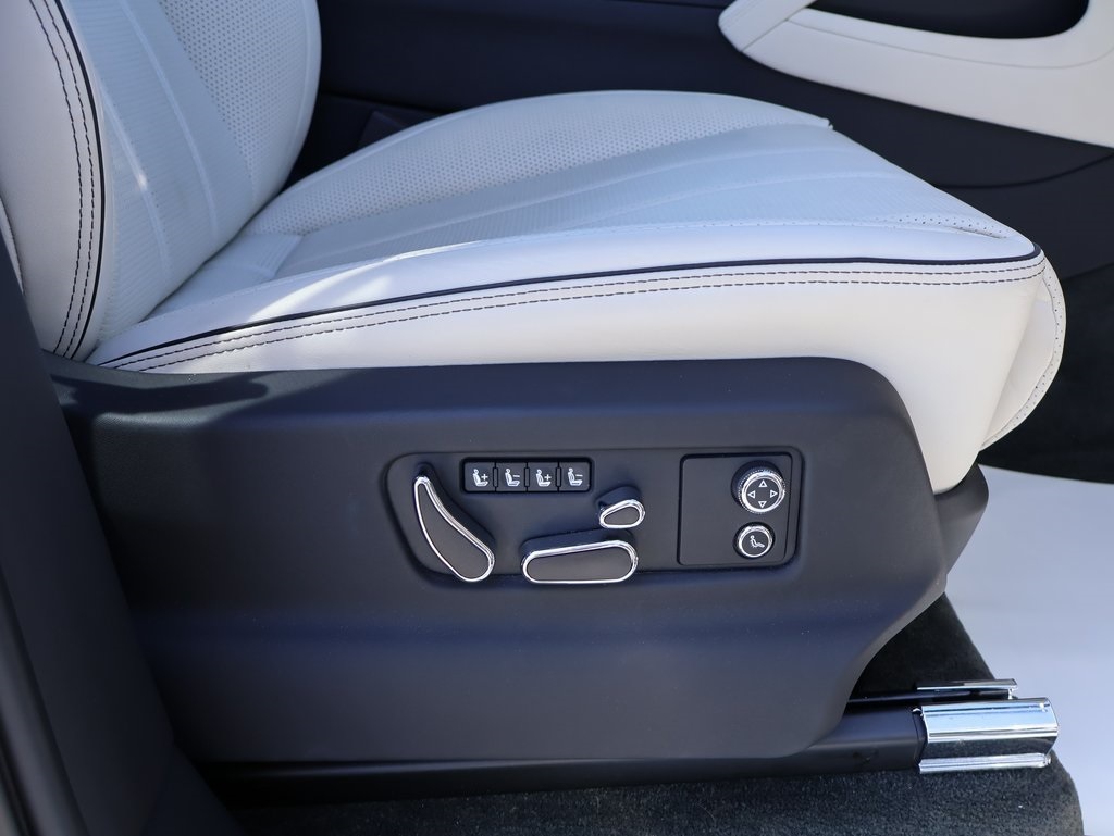 2023 Bentley Bentayga EWB Azure photo 9