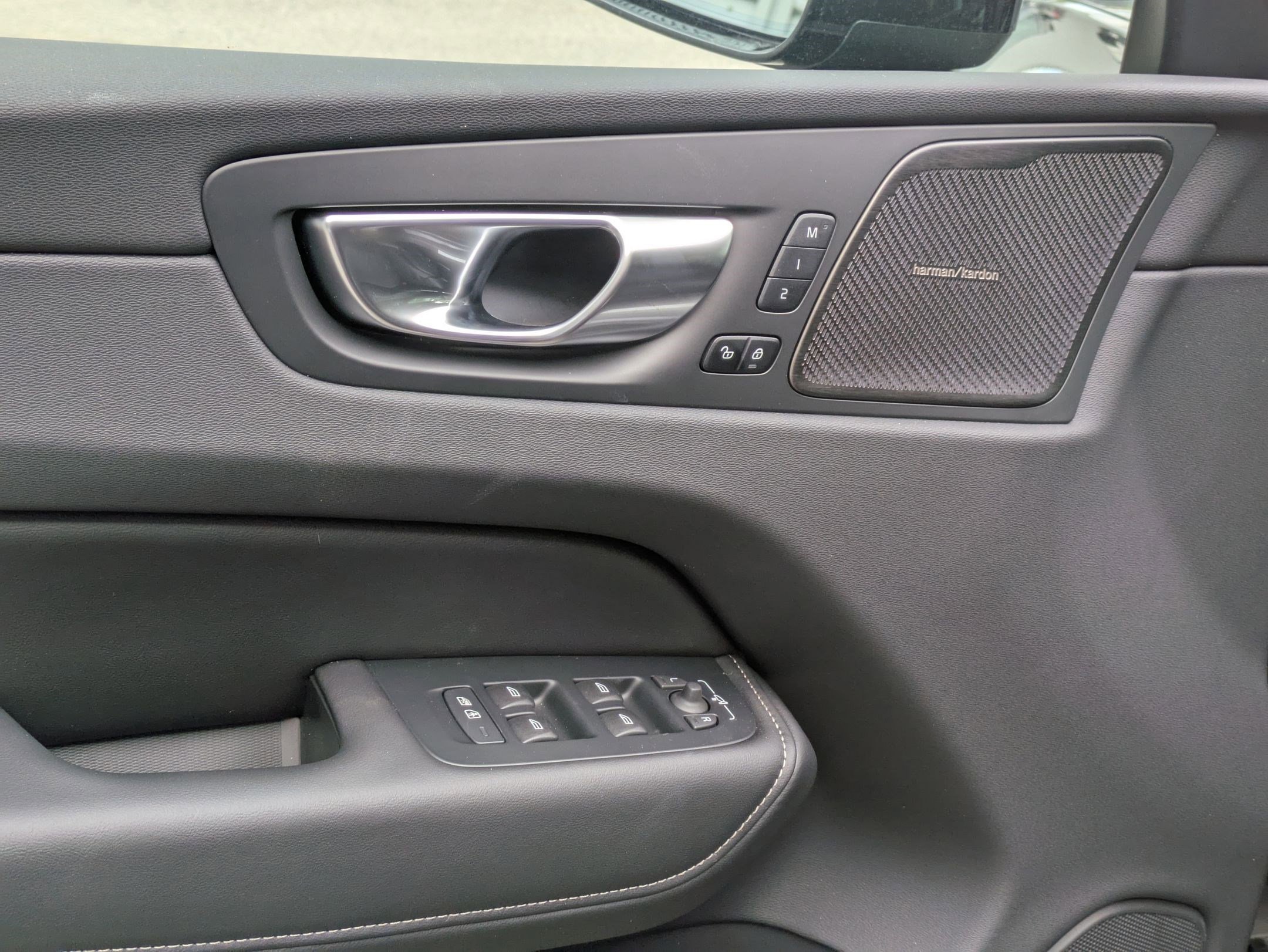2025 Volvo XC60 photo 9