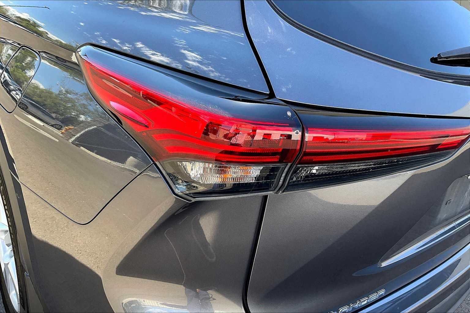 2020 Toyota Highlander LE photo 28